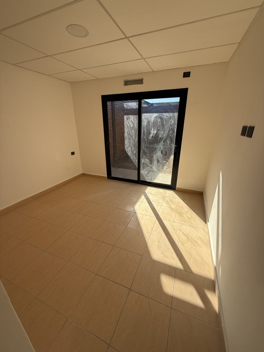 Dormitorio con salida a patio